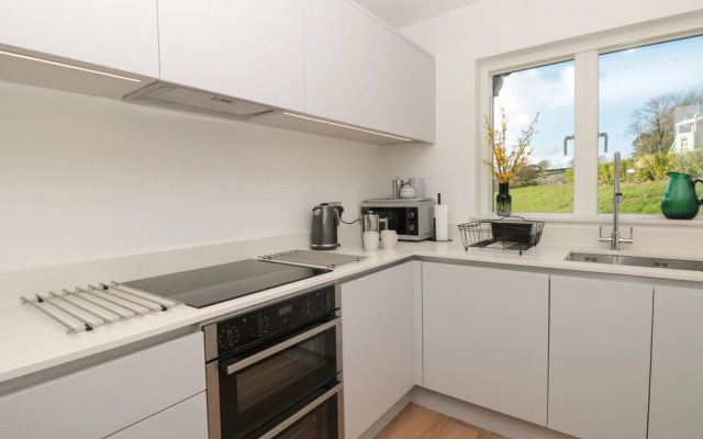 4 Court Terrace, Hillfield Village