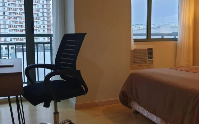 MANDALUYONG 2 Br w 2 Queen, 50HDtv across Shangrila Mall