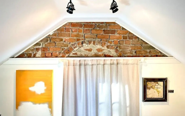 Amazing Historic 1800s Carriage House