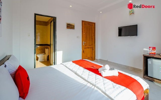 RedDoorz The Sun Hotel near Duong Quang Ham Street