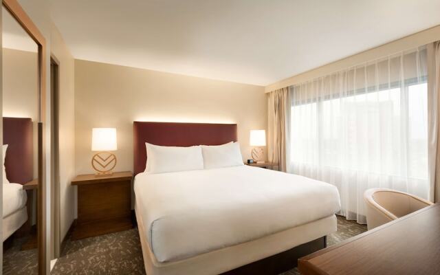 Hilton Phoenix Suites