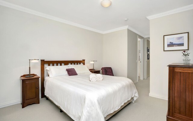 Sunny and Spacious Two Bdr Apt - SPF13