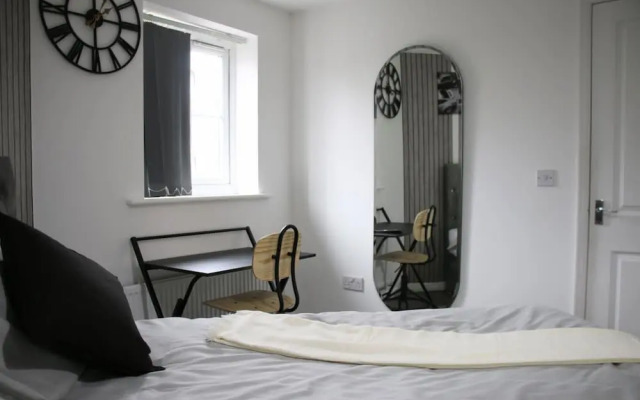 3 Bedroom House Close to City Centre/ Free Parking