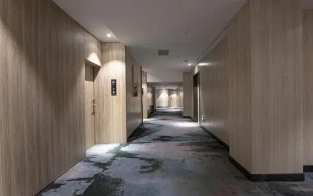 H Hotels (Xingyi Jichang Avenue)