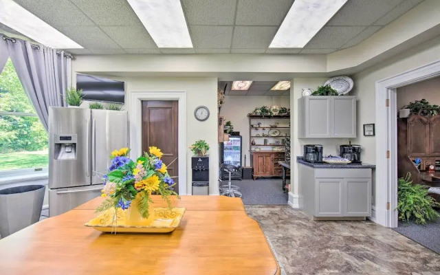 8 Mi to Hersheypark: Luxe Manor in Annville