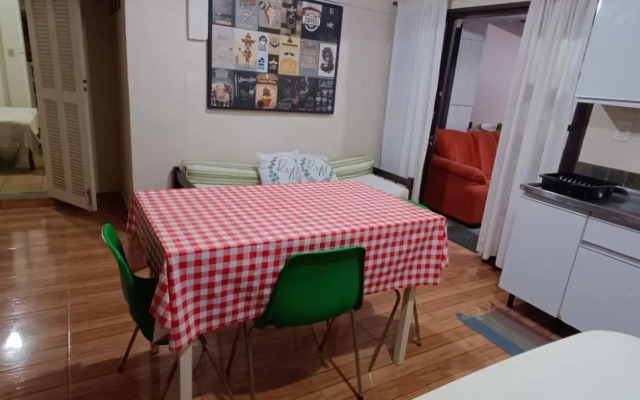 Apartamento térreo com ar condicionado bem localizado