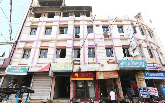 SPOT ON 45472 Hotel Savitri