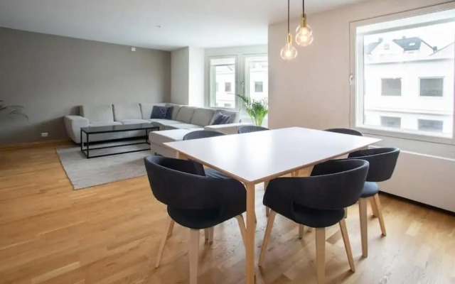 3 Bedroom Apartment With Free Parking