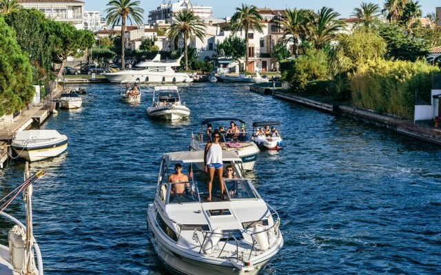 Apartment with a view of the canal and wide surroundings