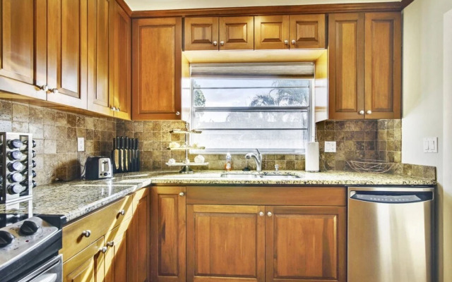 Woodridge - Private & Sanitized, Perfect for Social Distancing & Working From Home. Private Pool, Pet Friendly. Discounted During Pandemic. Super-host Support