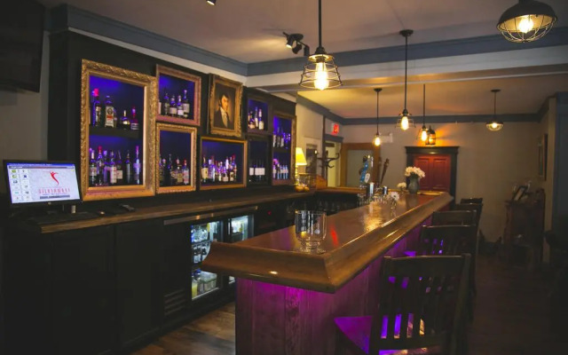 Lane's Privateer Inn