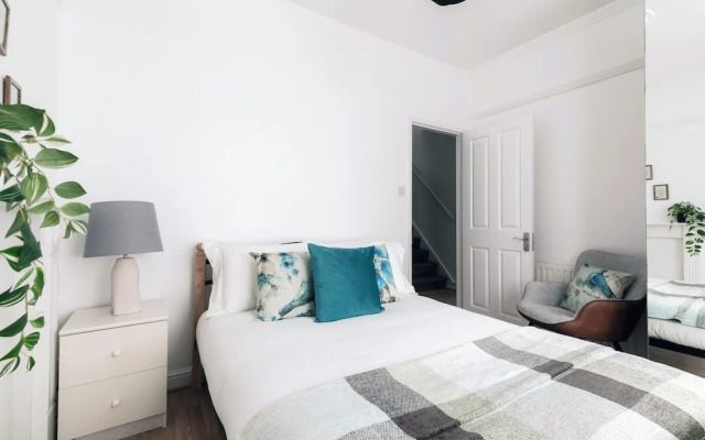 Beautiful 4-bed House With Garden in London