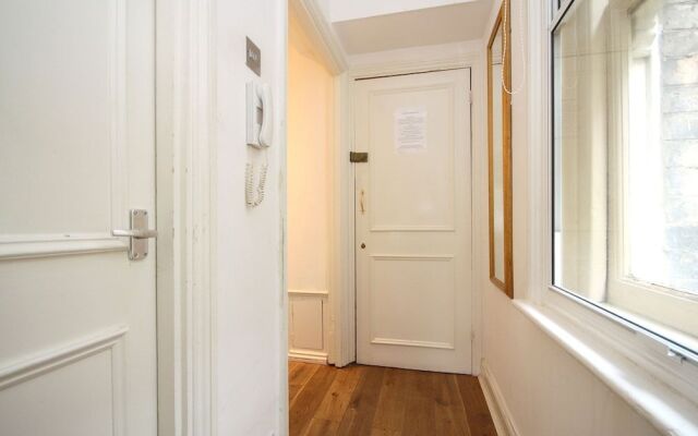 Cosy Central Soho City Studio Apartment