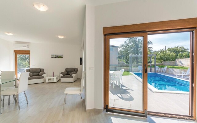 Beautiful Home in Buici With Wifi and 4 Bedrooms