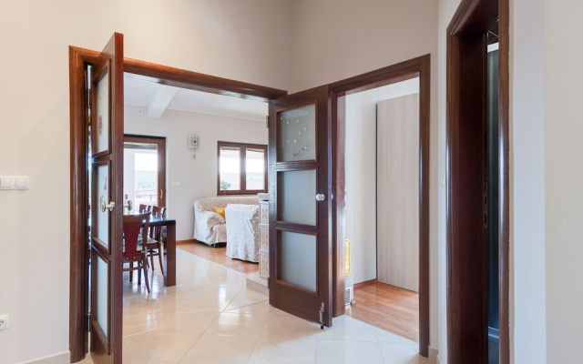 Quaint Apartment in Posedarje With Garden