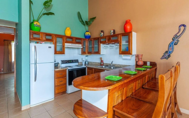 2BD Beauty With Big Pool - Walk to Beach