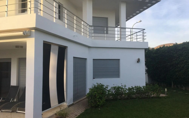 Luxurious 5 Bedrooms Villa Ref HI51053