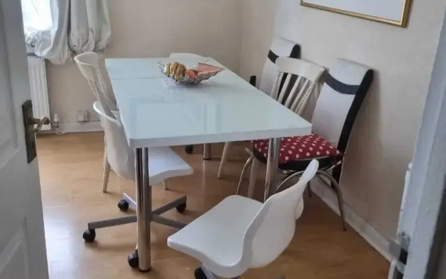 Alexandra Palace 3 Bedrooms Apartment in London