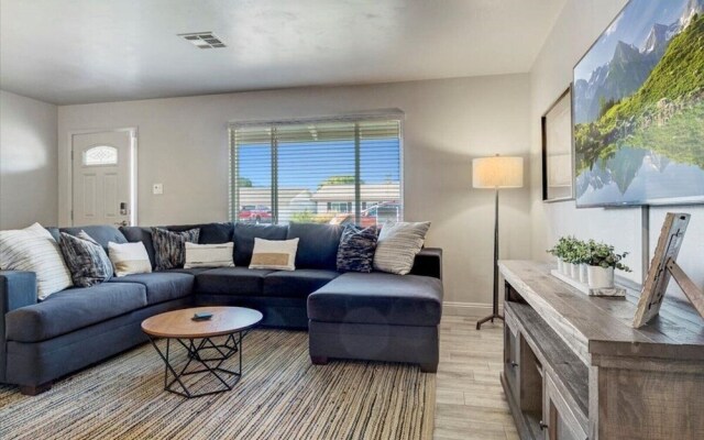 Amazing 4-bdrm W/backyard Paradise in Scottsdale!