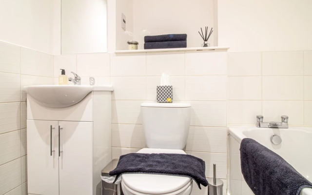 Stylish + Modern 2BR Riverside Apt, Free Parking