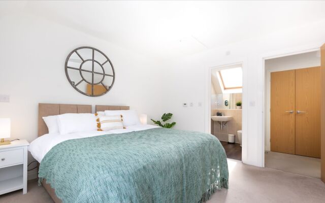 Albatross House - Comfy Home with Parking