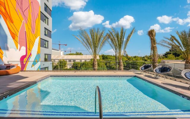 Luxury Apartment in Hollywood