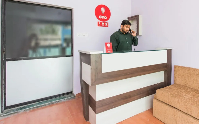 OYO 12161 Hotel Madhur Inn