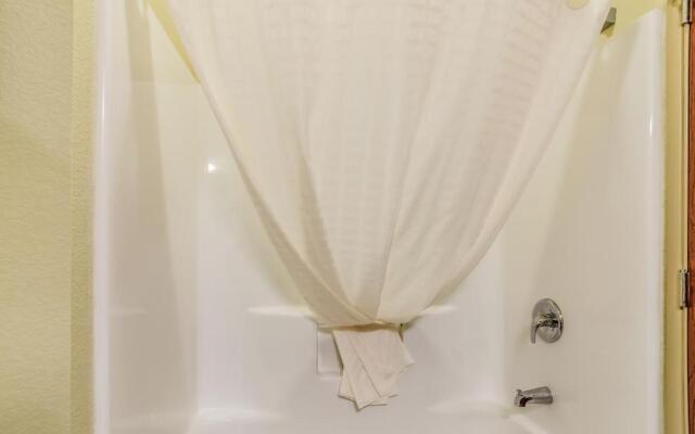 Cobblestone Inn & Suites - Harvey