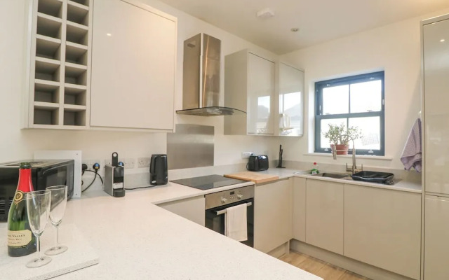 1 Queensway Gardens