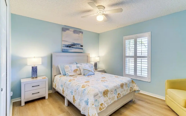 Private Yard & Screened Patio: Sunny Sebastian Gem