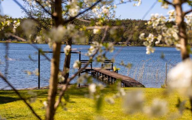 Apartament nad jeziorem Sukiel z własną plażą