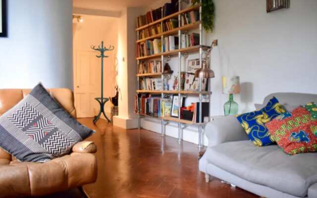 Stunning 2 Bedroom Flat in Vibrant Neighbourhood
