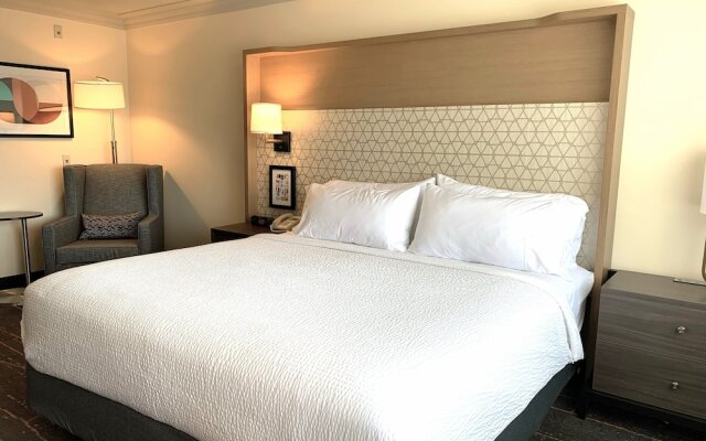 Elk Lake Inn & Suites Victoria