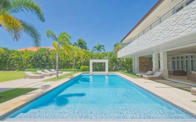 Modern Villa With Ocean View and Service Staff