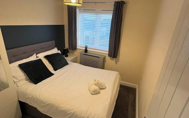 Spacious 3-bed House - Sleeps 8, Garden & Parking