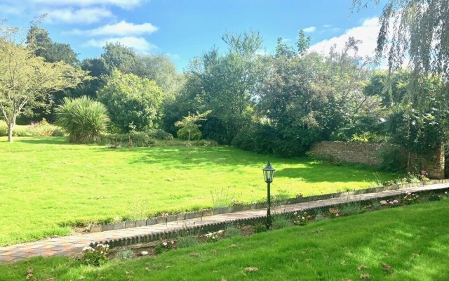 Stunning 6 Bedroom Farmhouse in Hellingly
