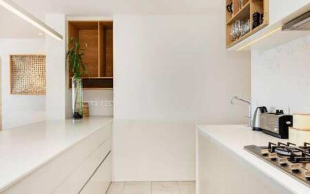 Modern Seaside Apartment w Incredible Views Lillamton