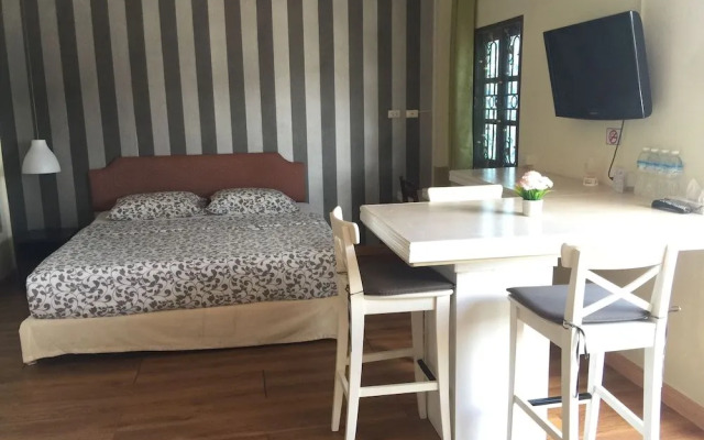 Phuket Airport Suites & Lounge Bar