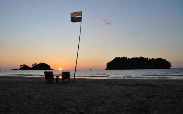 Tawan Bar and Bungalow