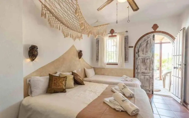 Sayalonga Villa Retreat With 7 Bedrooms