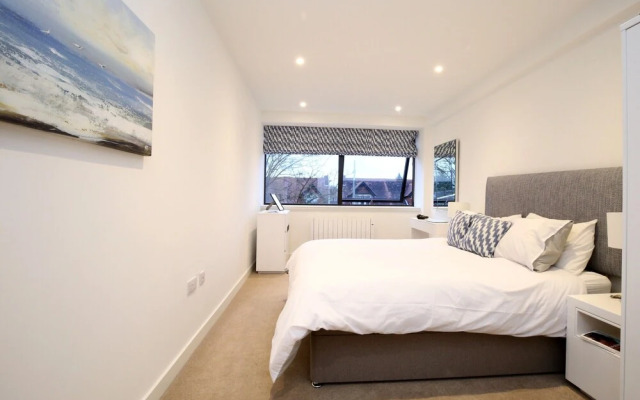 Modern Oxford Apartment + King Size Bed!