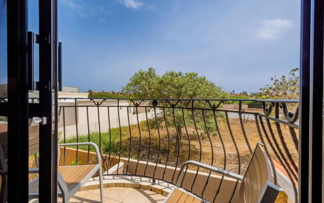 Upscale Gated Community Oasis Close to the Beach