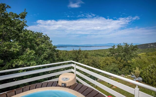 Beautiful Home in Crikvenica With Wifi, 2 Bedrooms and Jacuzzi