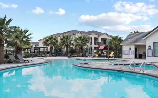 Magnolia Pool, Hot Tub, and Pickleball!