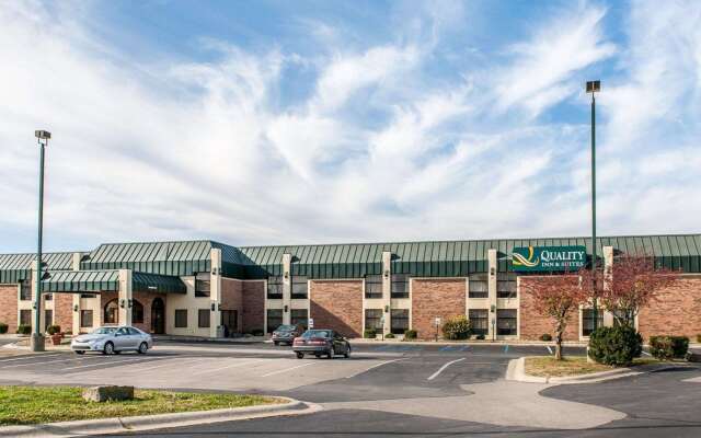 Quality Inn & Suites Shelbyville I-74