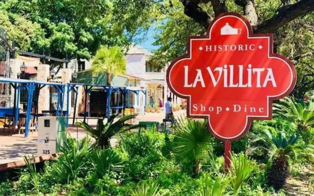 Inviting 4BR 2BA Near Downtown Riverwalk
