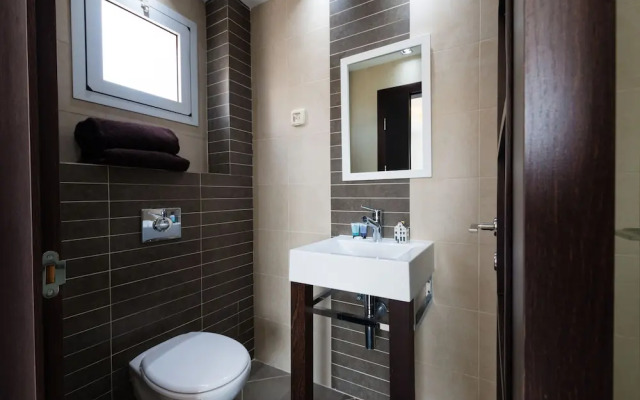 Apartment with Sauna, Hot Tub & Parking