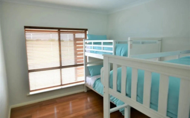 Stan Breeze: Elegant Family Retreat