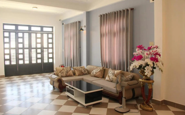 Queenie House