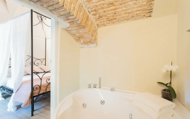 Romantic Escape City Centre With Jacuzzi & Parking